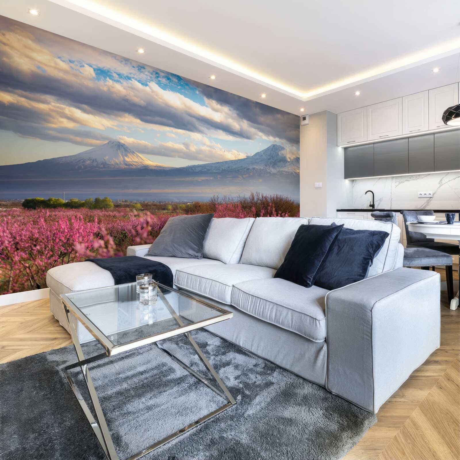 Fototapeta u podnóża gór dumnie kwitną wiśnie