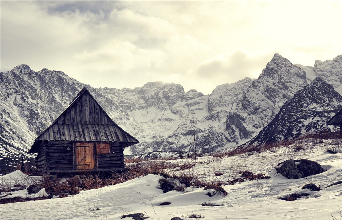 Fototapeta wygodny dom wśród mroźnych gór