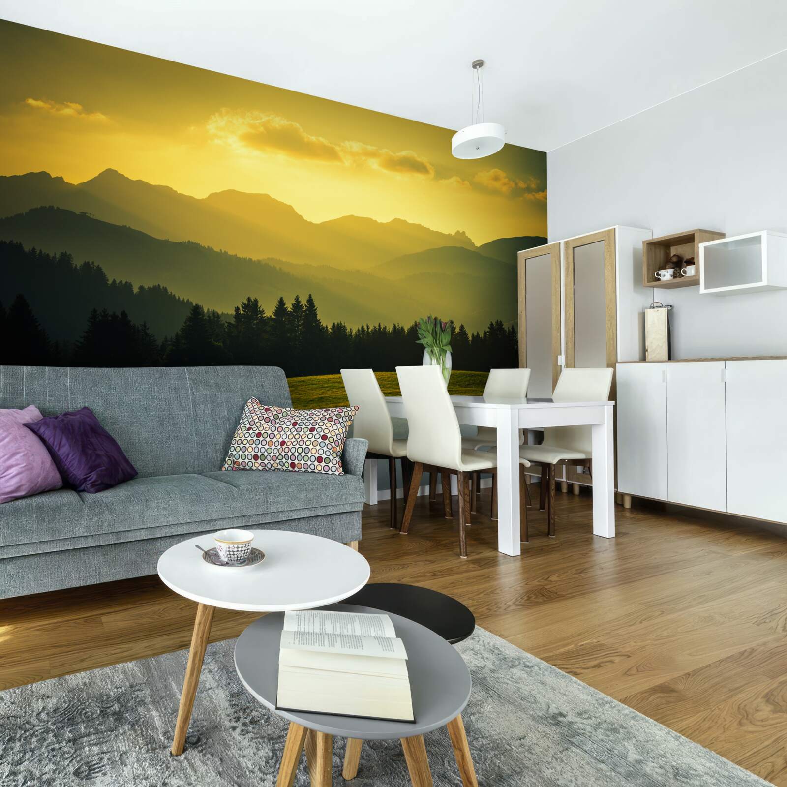 Fototapeta niesamowity żółty zachód słońca w zadymionym górskim lesie