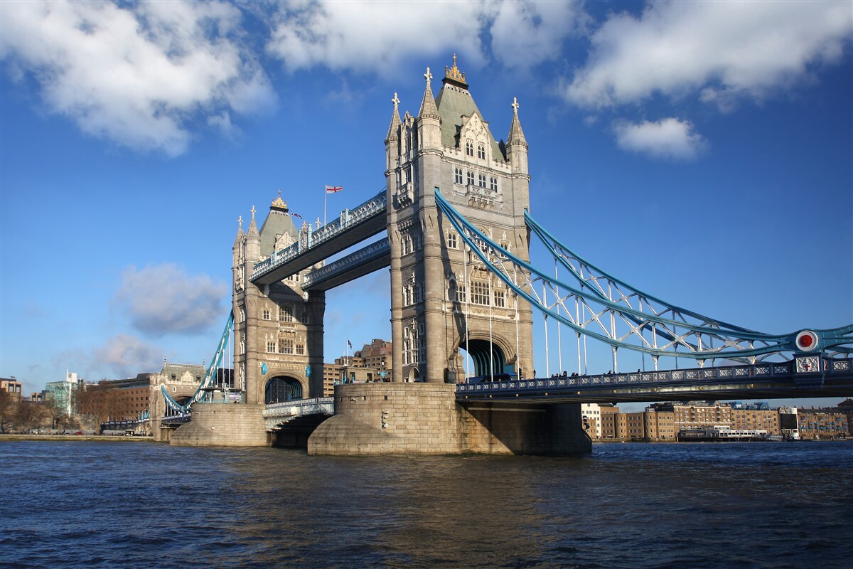 Fototapeta most tower bridge rozciągający się nad spokojną powierzchnią rzeki