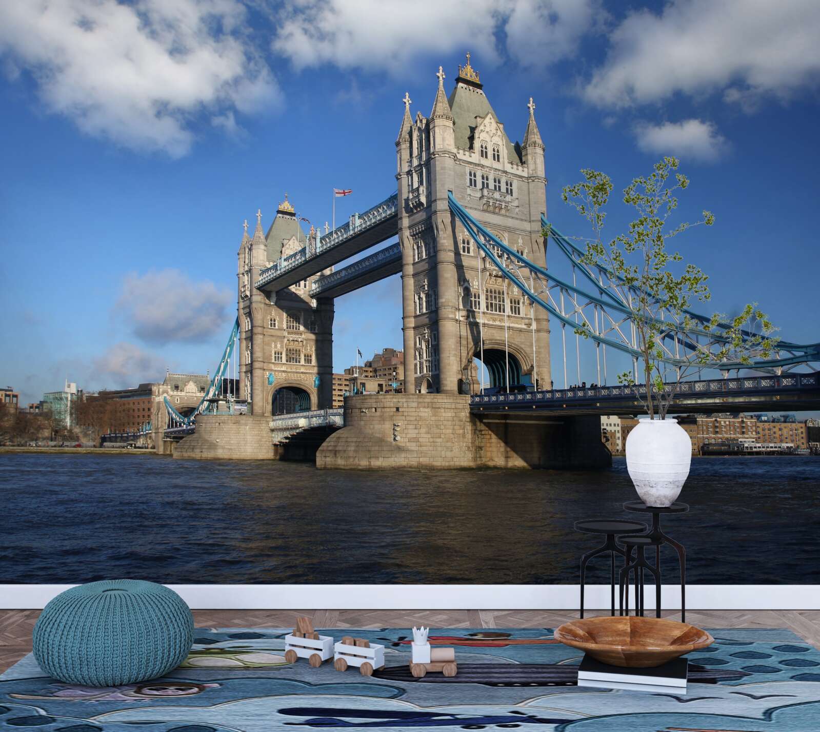 Fototapeta most tower bridge rozciągający się nad spokojną powierzchnią rzeki