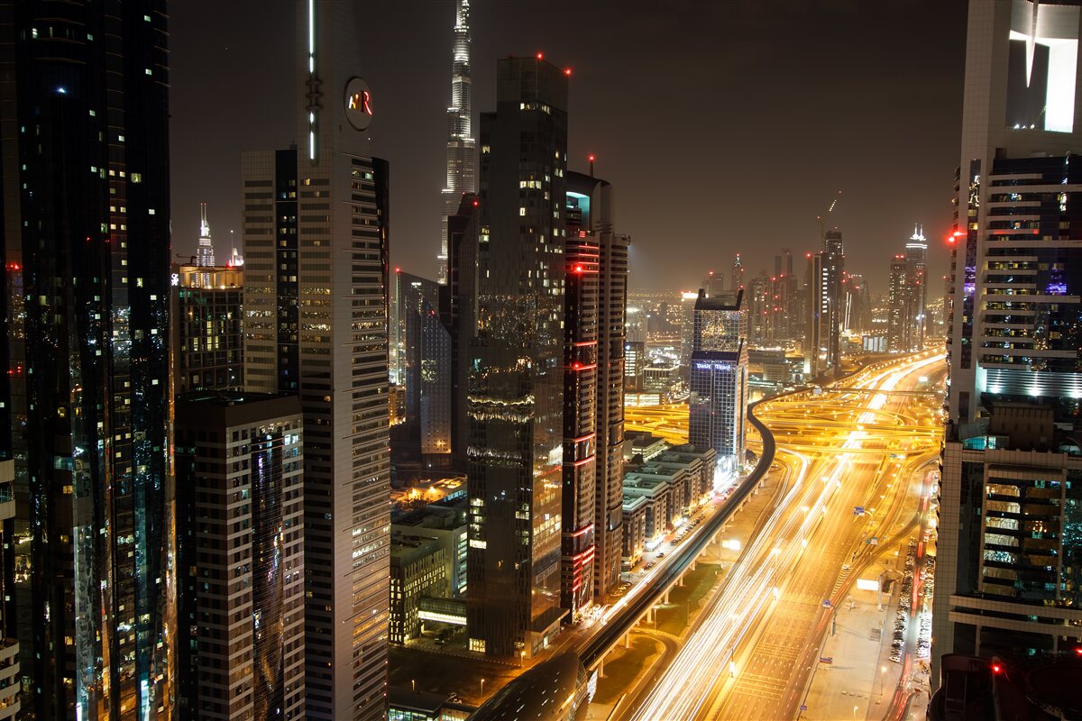 Fototapeta aleję nocną otaczają wielopiętrowe budynki mieszkalne
