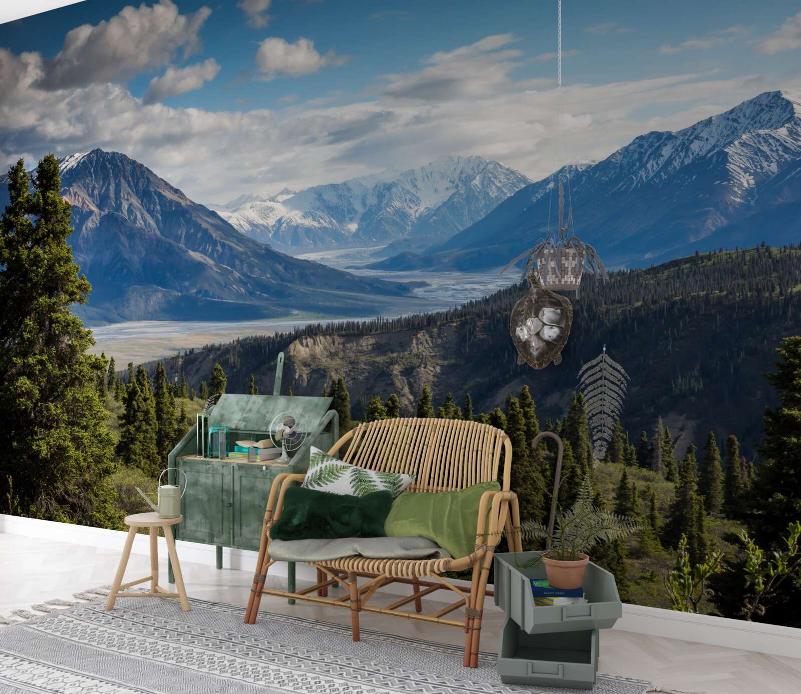 Fototapeta odnoga gór zwieńczona drzewami na skraju lasu