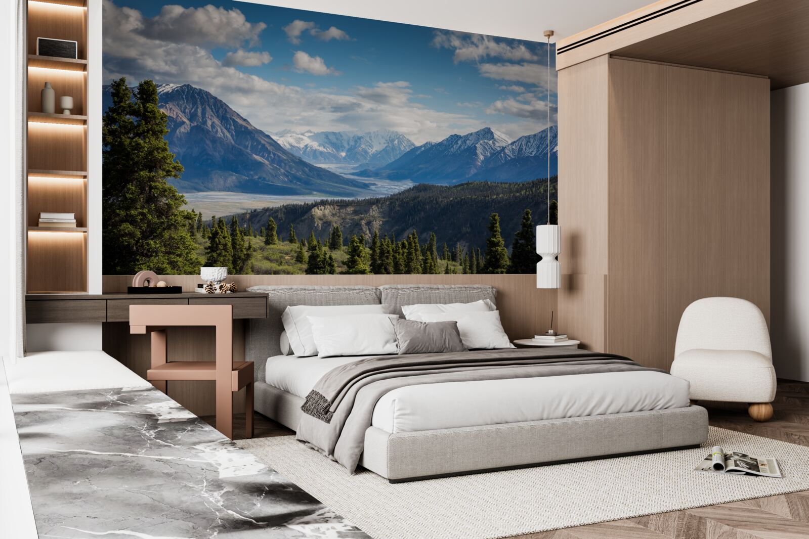 Fototapeta odnoga gór zwieńczona drzewami na skraju lasu