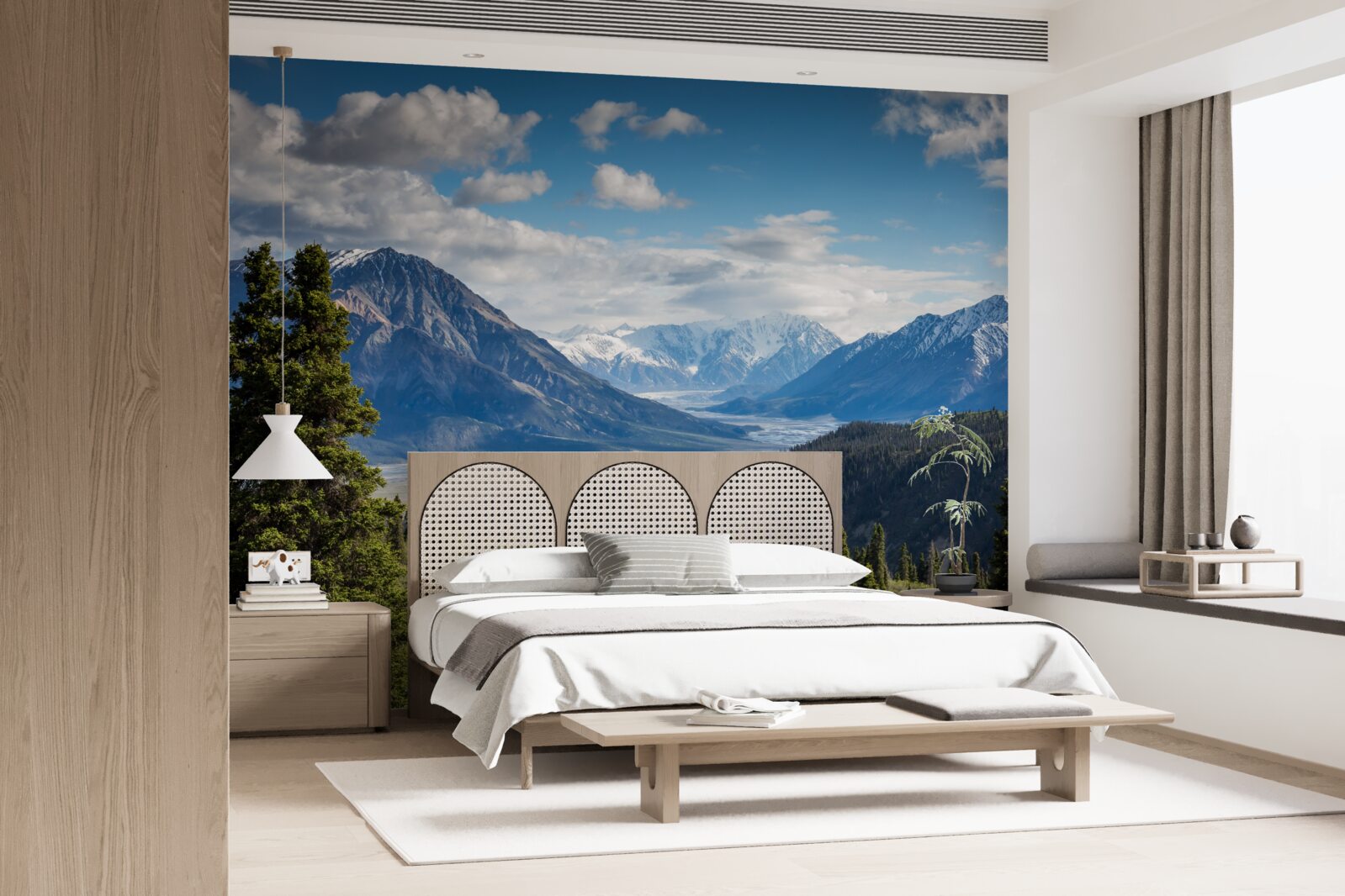 Fototapeta odnoga gór zwieńczona drzewami na skraju lasu