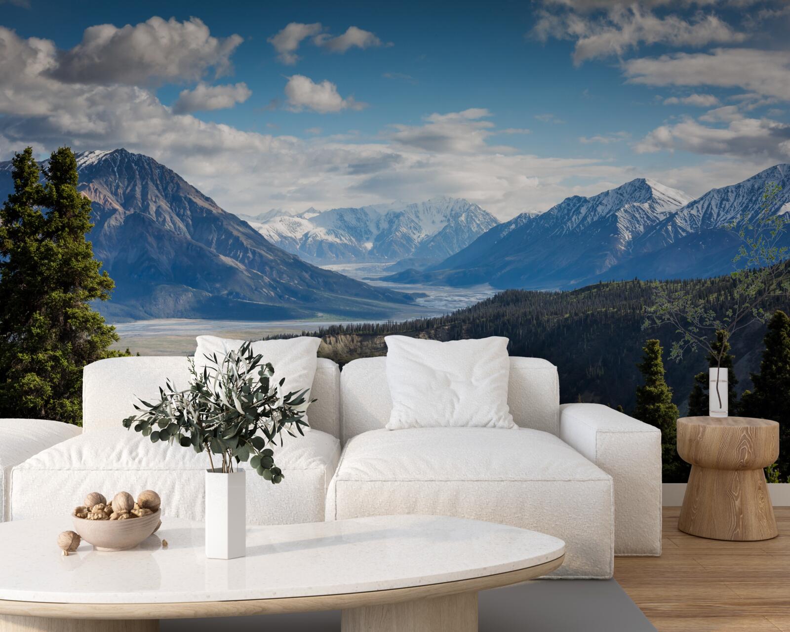 Fototapeta odnoga gór zwieńczona drzewami na skraju lasu