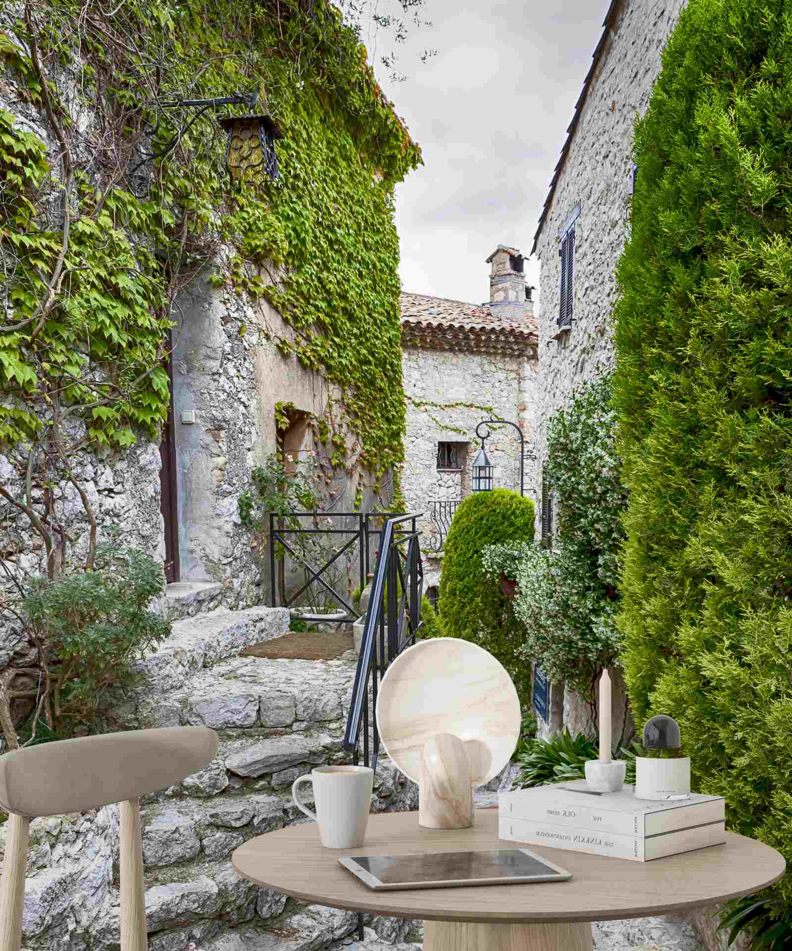 Fototapeta cichy zielony dziedziniec w starożytnym mieście