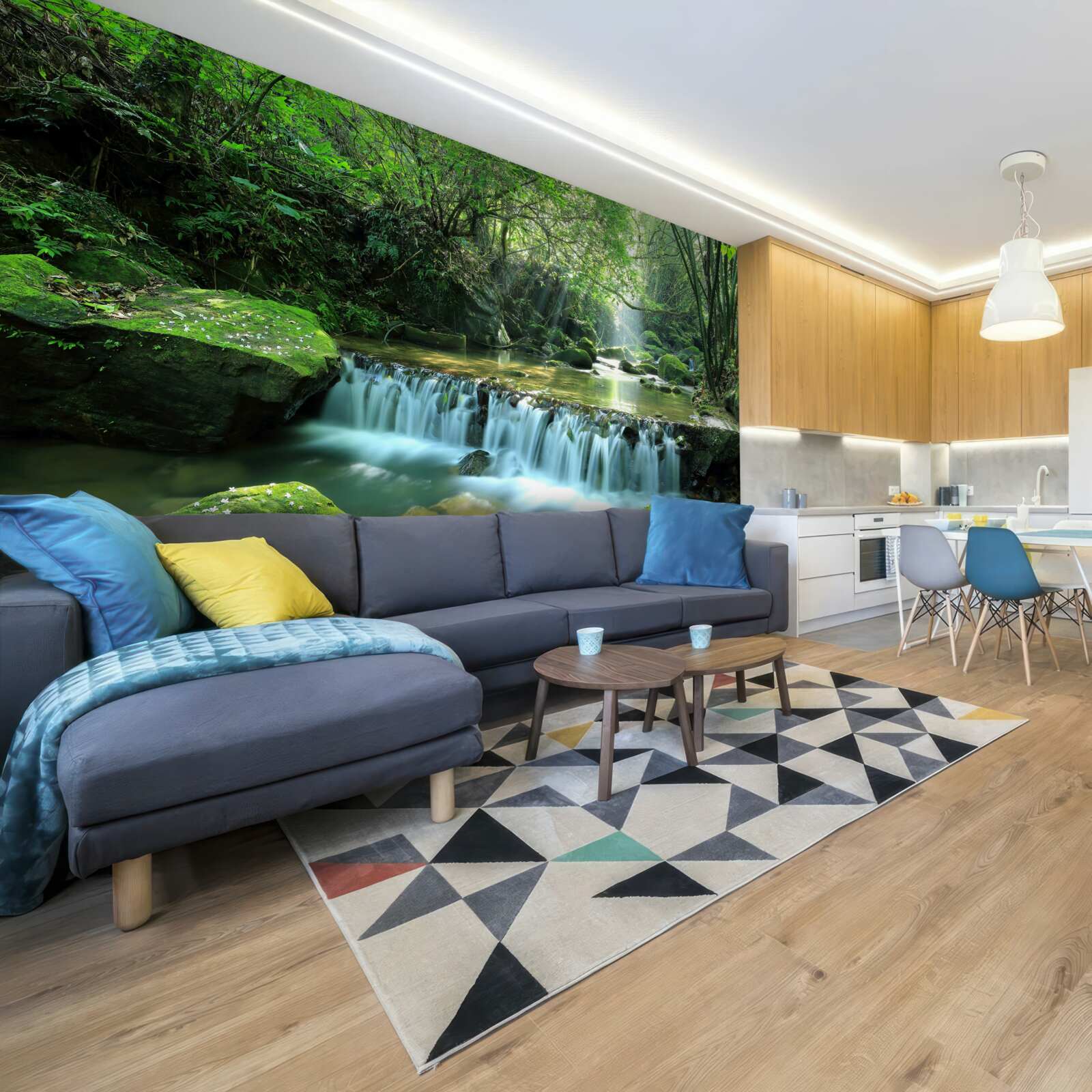 Fototapeta wodospad głośno rozlewający szerokie strumienie wśród zieleni, oświetlany promieniami słońca