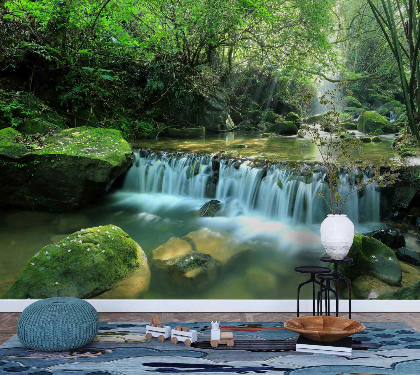 Fototapeta wodospad głośno rozlewający szerokie strumienie wśród zieleni, oświetlany promieniami słońca