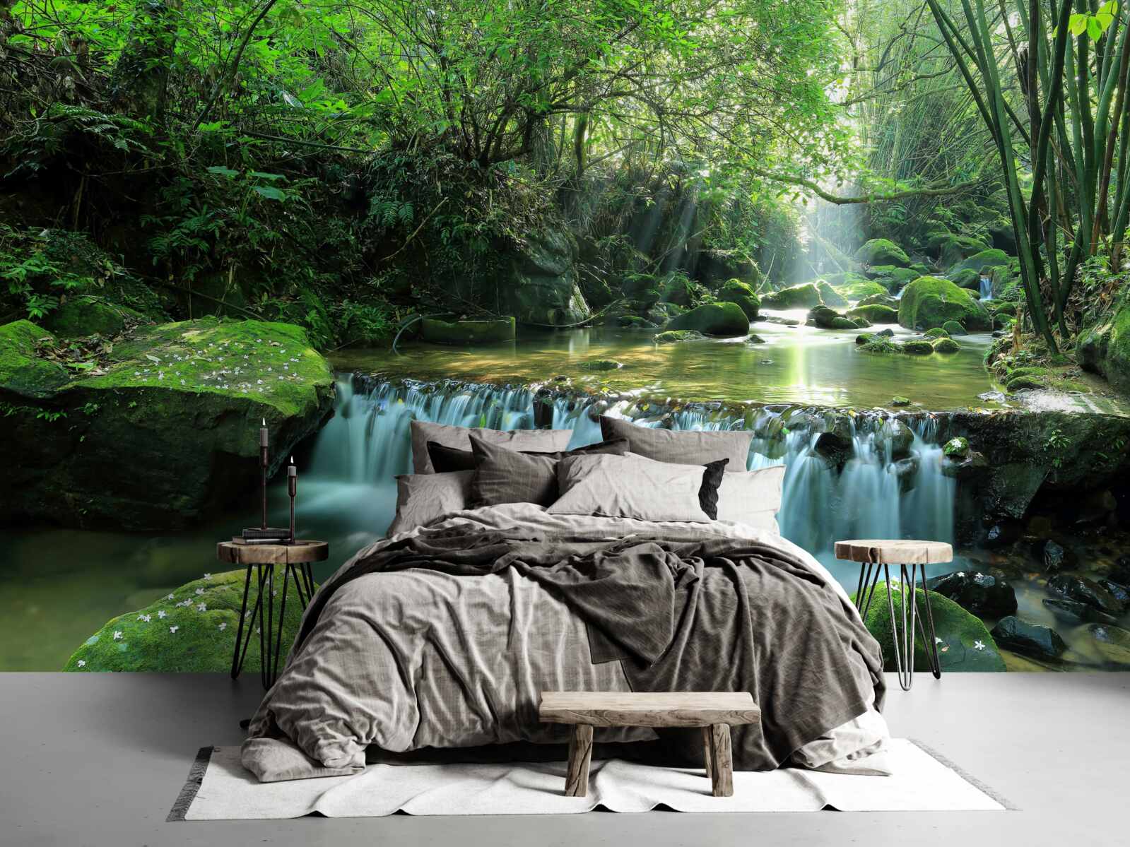 Fototapeta wodospad głośno rozlewający szerokie strumienie wśród zieleni, oświetlany promieniami słońca