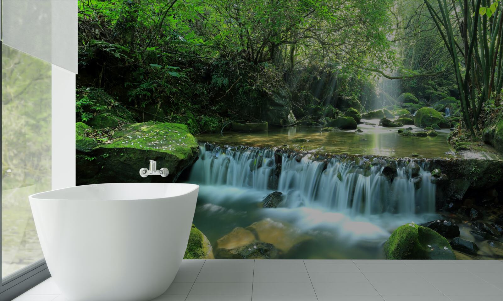 Fototapeta wodospad głośno rozlewający szerokie strumienie wśród zieleni, oświetlany promieniami słońca