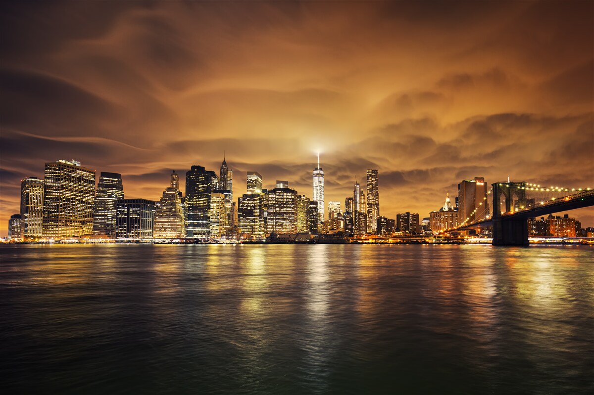 Fototapeta zachód słońca rozświetla blask nocnych lamp