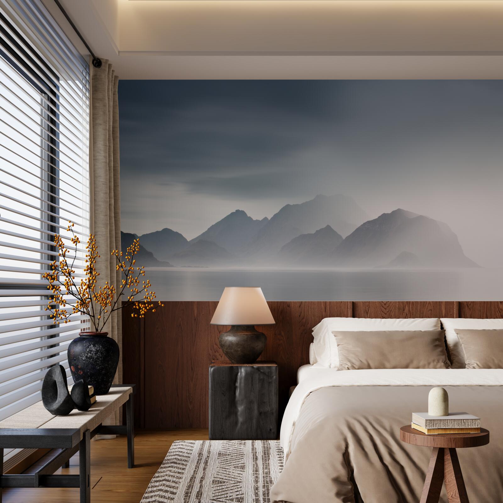 Fototapeta gęsta mgła opada do wód prowadzących do gór