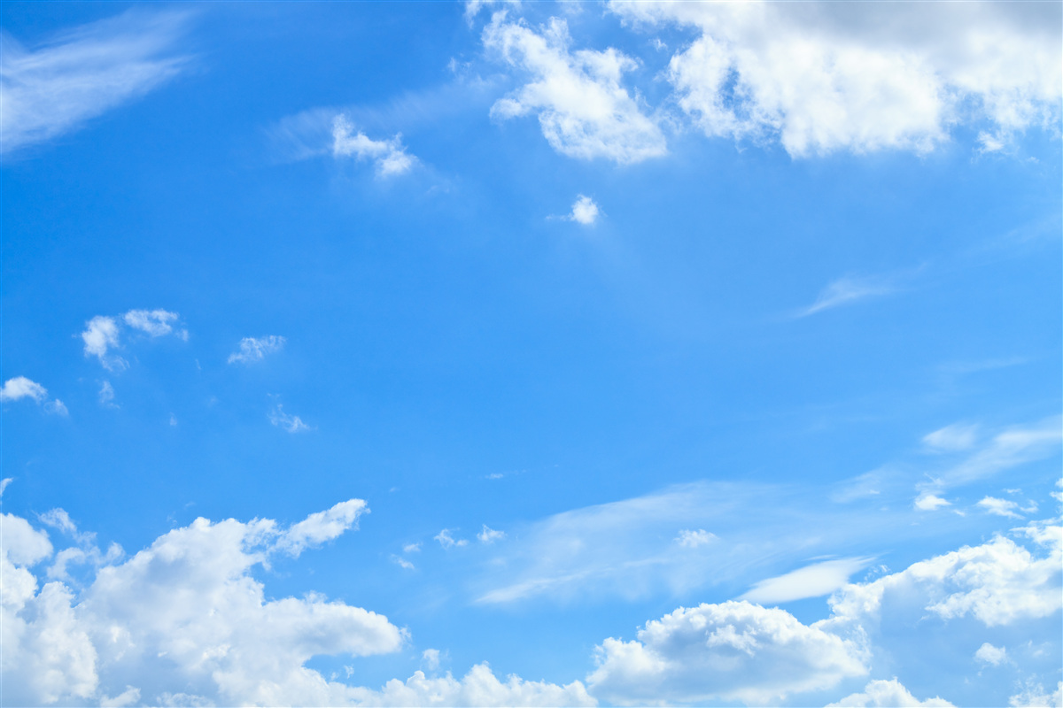 Fototapeta niebiański błękit ze śnieżnobiałymi chmurami