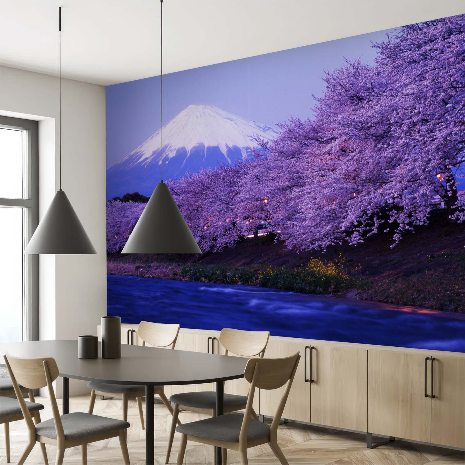 Fototapeta kwiaty bzu u podnóża góry rosną blisko wody