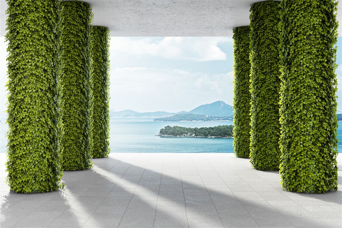 Fototapeta kolumnada wśród zieleni prowadząca do morza