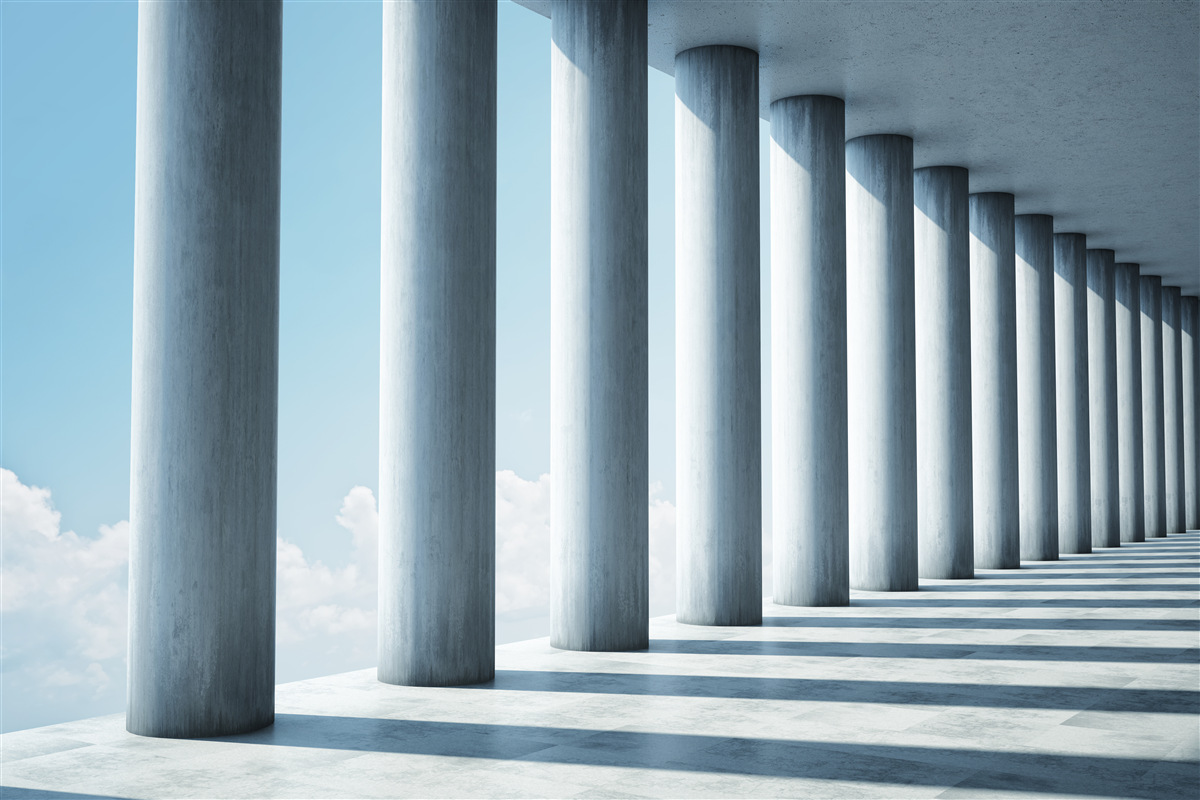 Fototapeta kolumnada ciągnąca się w nieskończoność na tle nieba