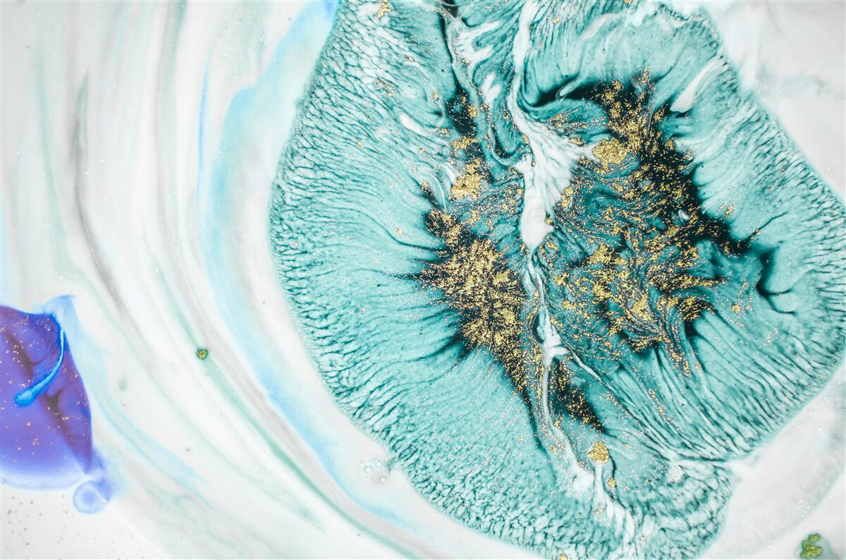 Fototapeta abstrakcyjny kwiat w odcieniach błękitu na marmurowej powierzchni