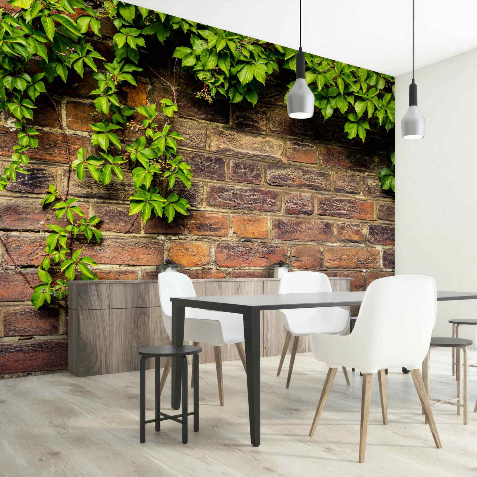 Fototapeta Ściana z cegieł opleciona zielonymi roślinami
