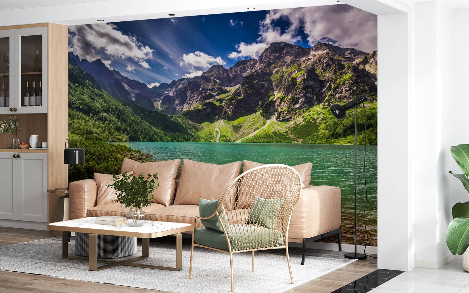 Fototapeta letni dzień w pobliżu jeziora otoczonego zielonkawymi górami