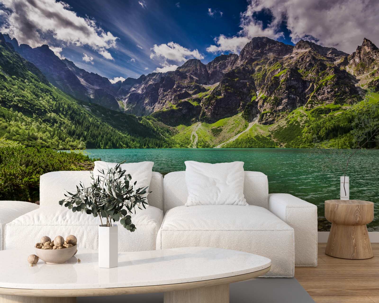 Fototapeta letni dzień w pobliżu jeziora otoczonego zielonkawymi górami