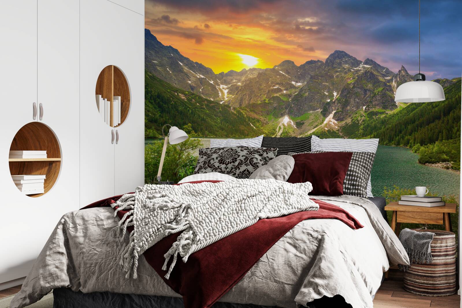 Fototapeta spektakularny zachód słońca za pasmami górskimi w pobliżu jeziora