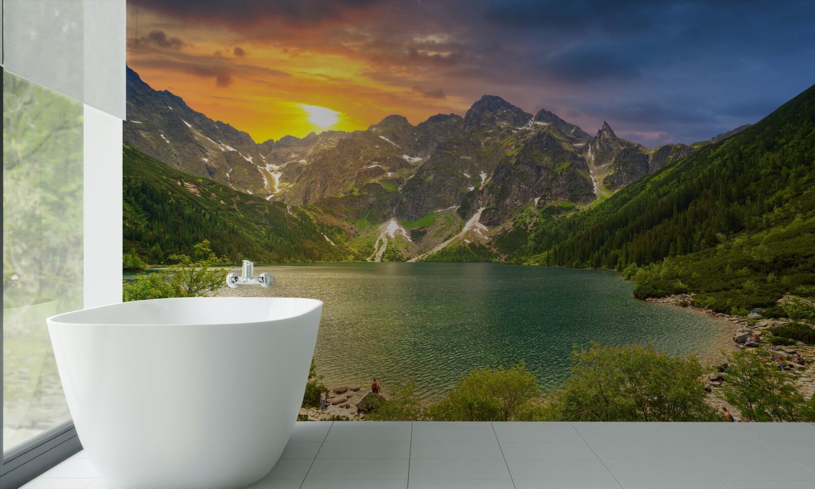 Fototapeta spektakularny zachód słońca za pasmami górskimi w pobliżu jeziora