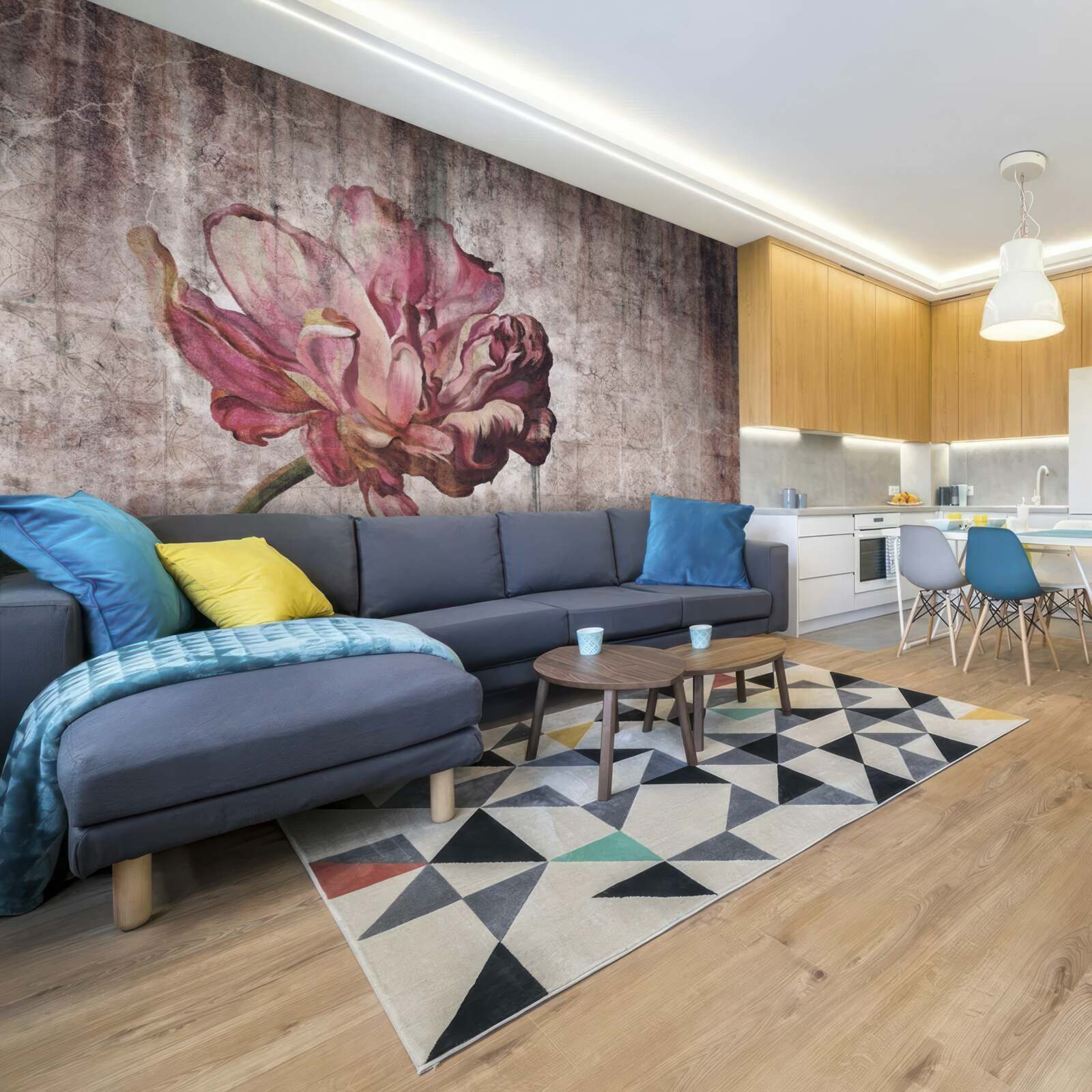 Fototapeta samotny szkarłatny kwiat podczas ulewy