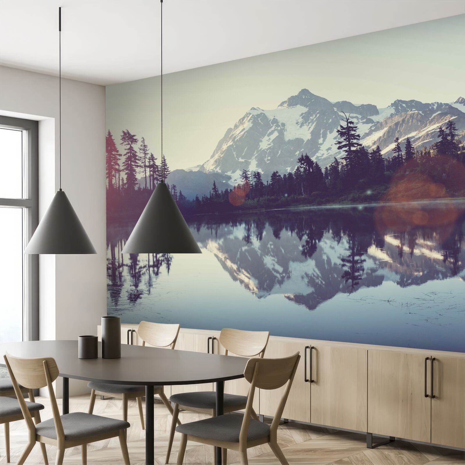 Fototapeta zapierający dech w piersiach widok na góry i lasy odbity w krystalicznie czystej wodzie