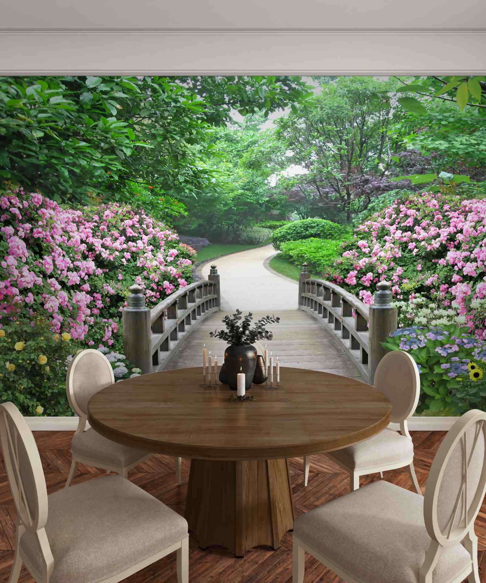 Fototapeta malowniczy drewniany most biegnący przez kwitnącą zieleń drzew