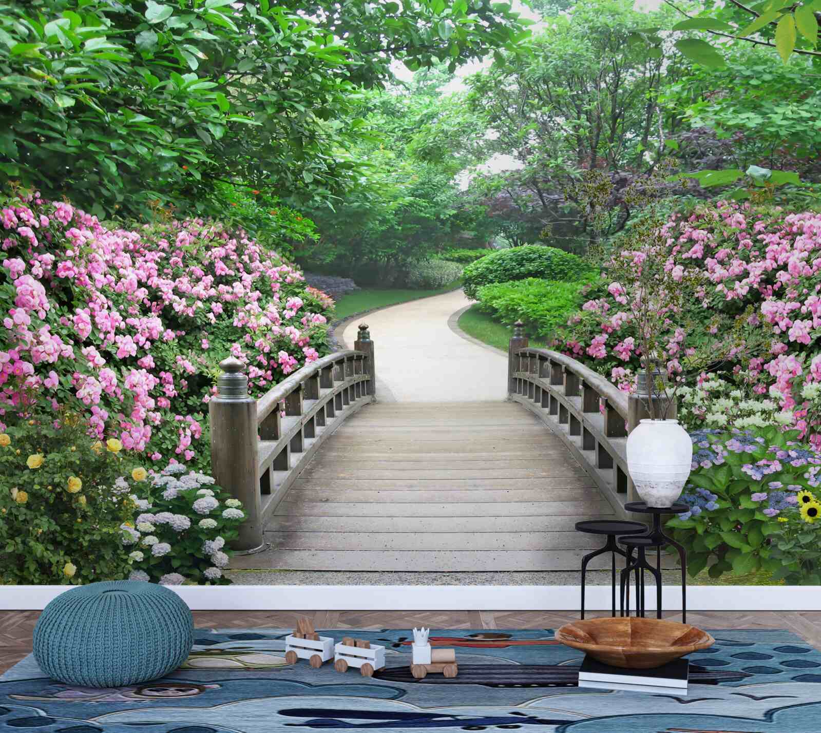 Fototapeta malowniczy drewniany most biegnący przez kwitnącą zieleń drzew