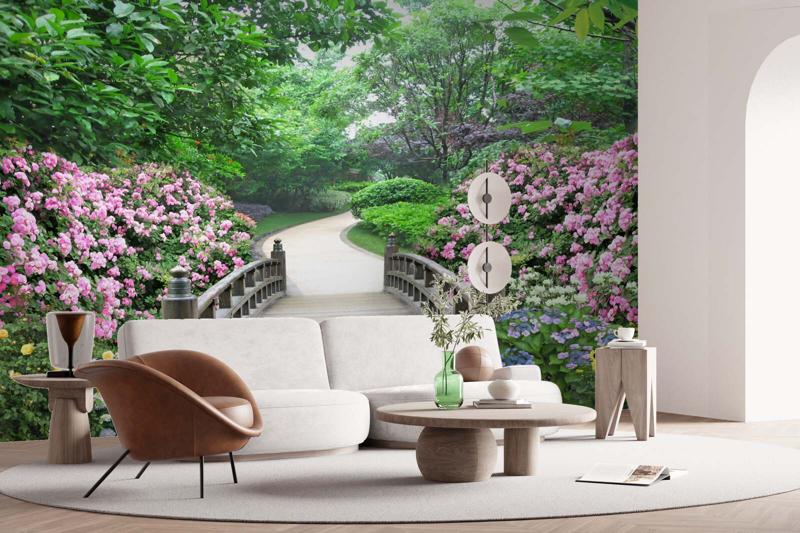 Fototapeta malowniczy drewniany most biegnący przez kwitnącą zieleń drzew