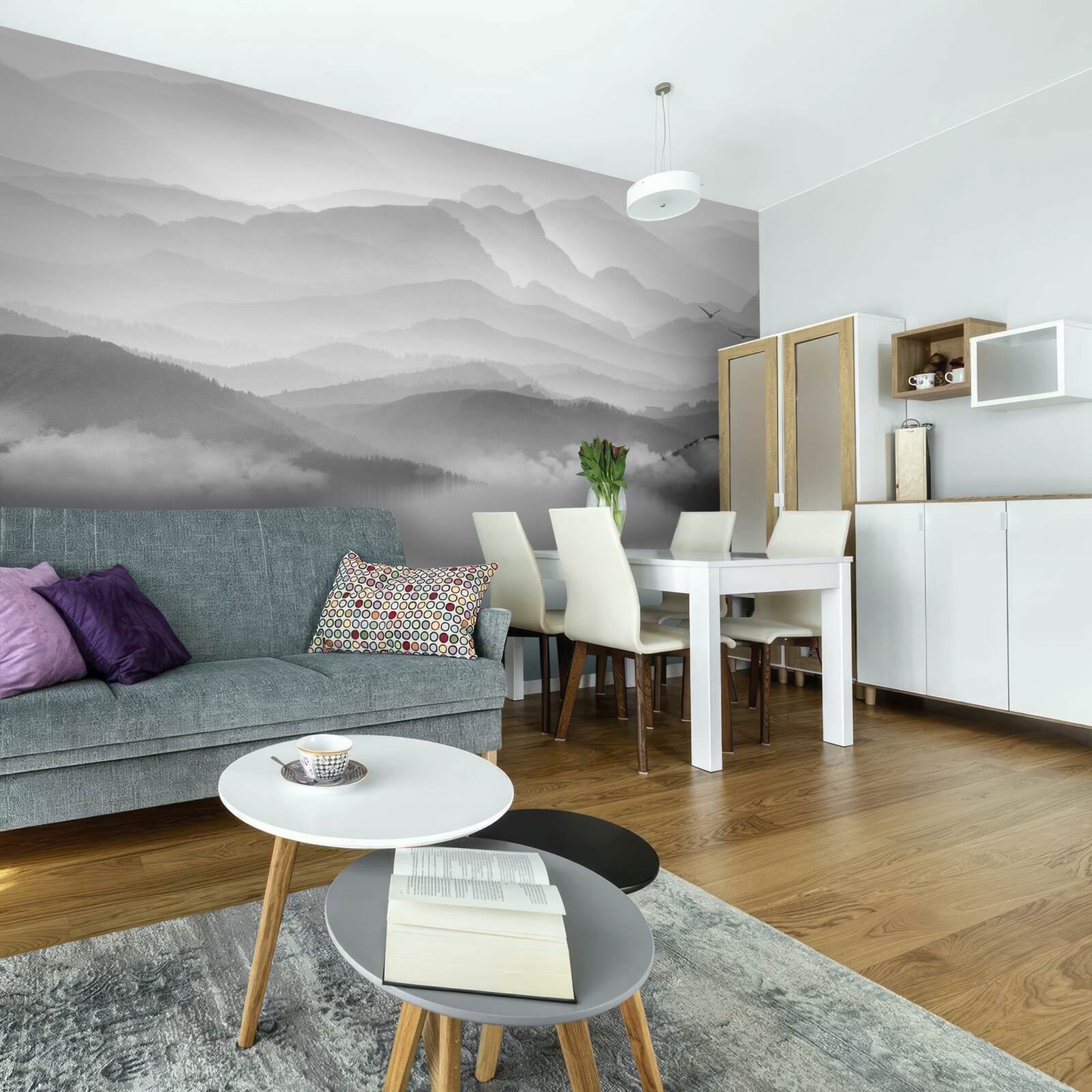 Fototapeta rybak wraca przez mgliste górskie jezioro