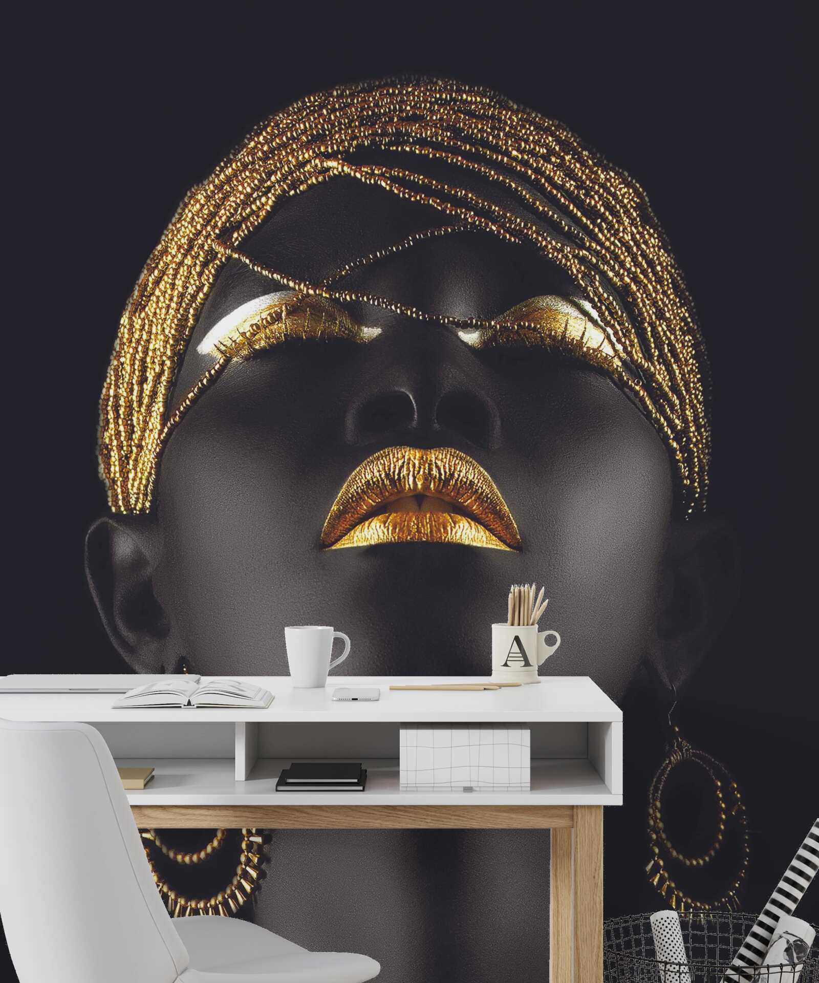 Fototapeta pani ze złotą biżuterią