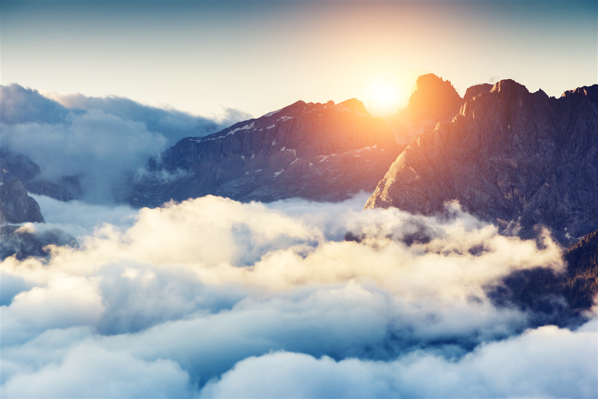 Fototapeta zachód słońca w górskim krajobrazie