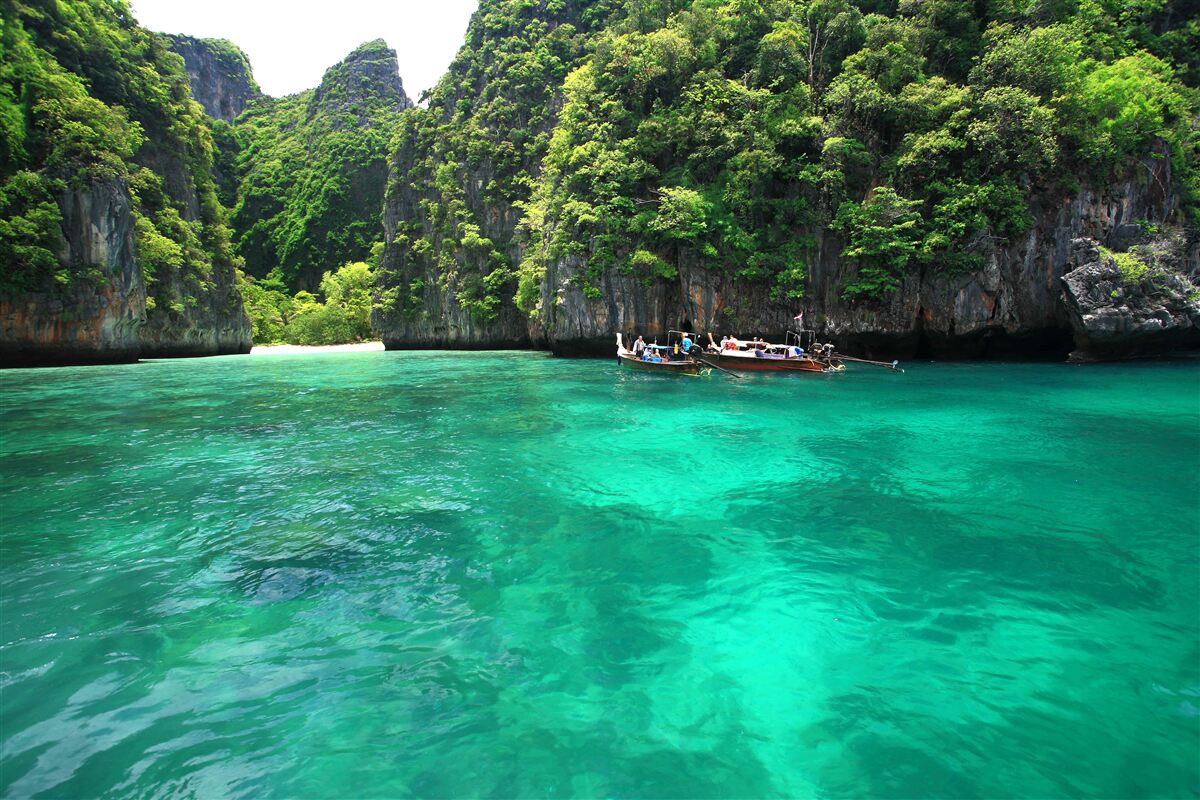 Fototapeta turkusowe wody i szmaragdowe górskie wyspy