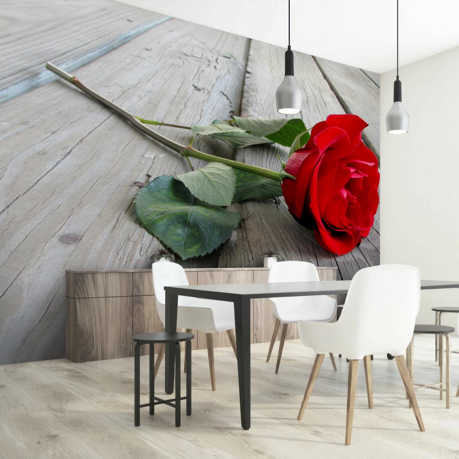 Fototapeta szkarłatny kwiat na drewnianej powierzchni