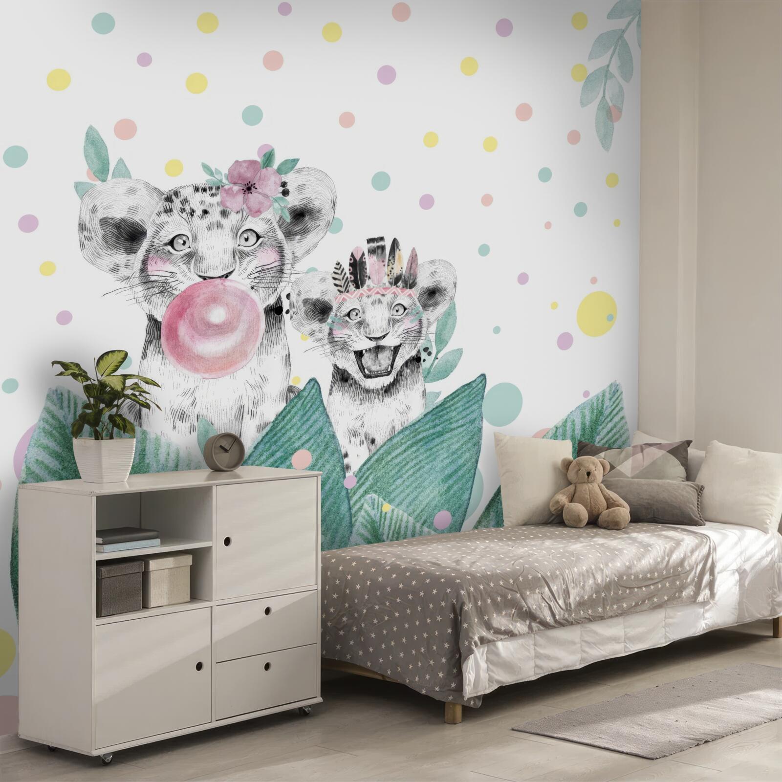 Fototapeta zza liści wyłania się lwiątko