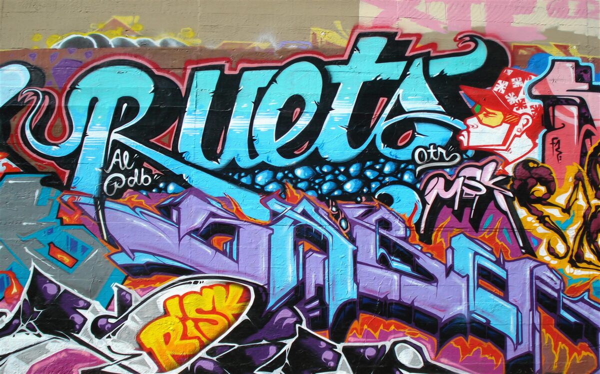 Fototapeta Ściana ozdobiona jasnym graffiti