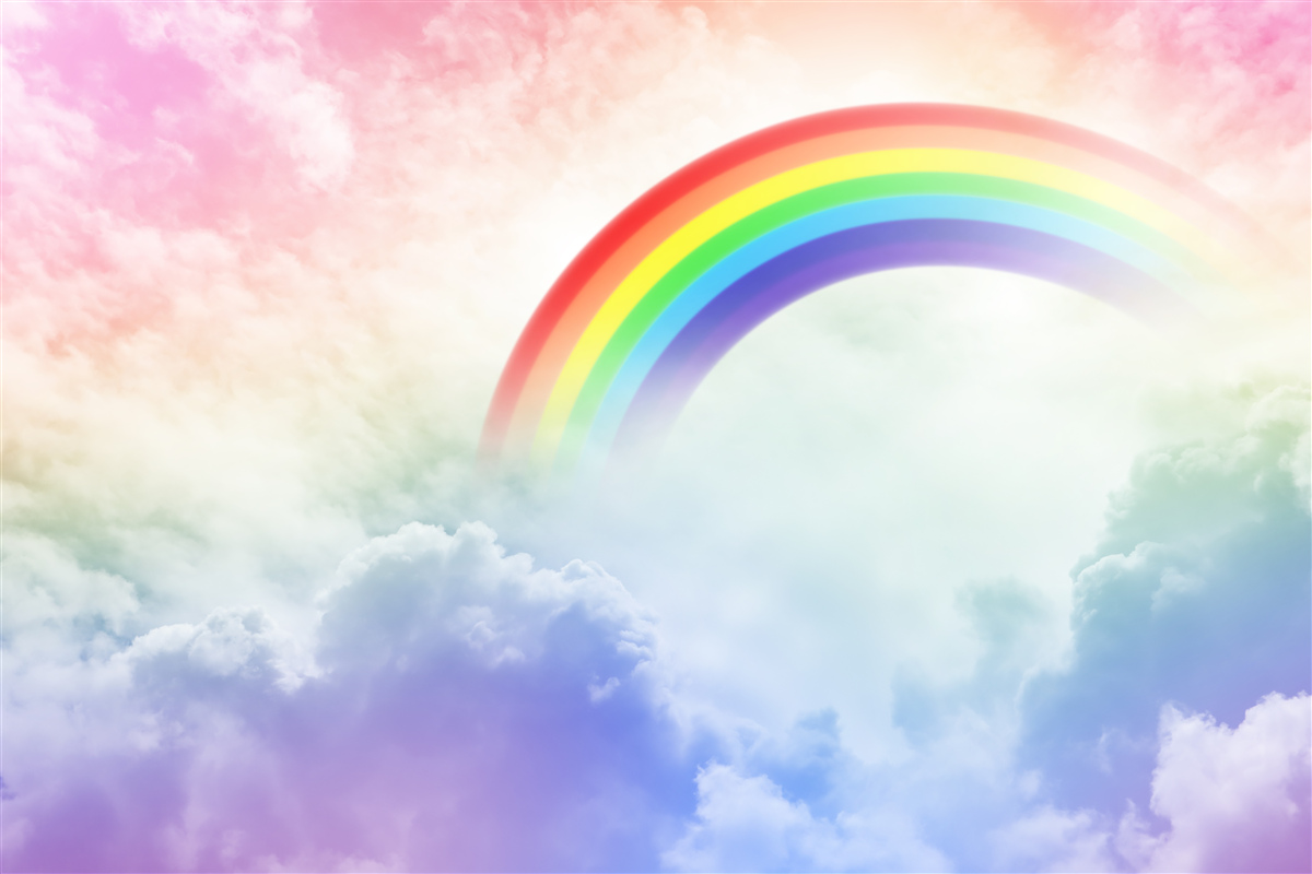 Fototapeta nad chmurami świeci kolorowa tęcza