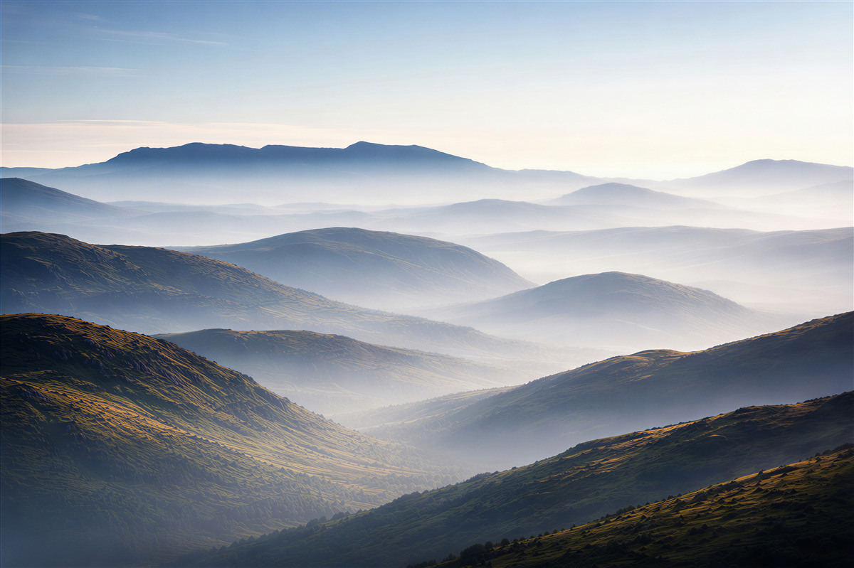 Fototapeta falujące wzgórza we mgle o poranku panoramiczna