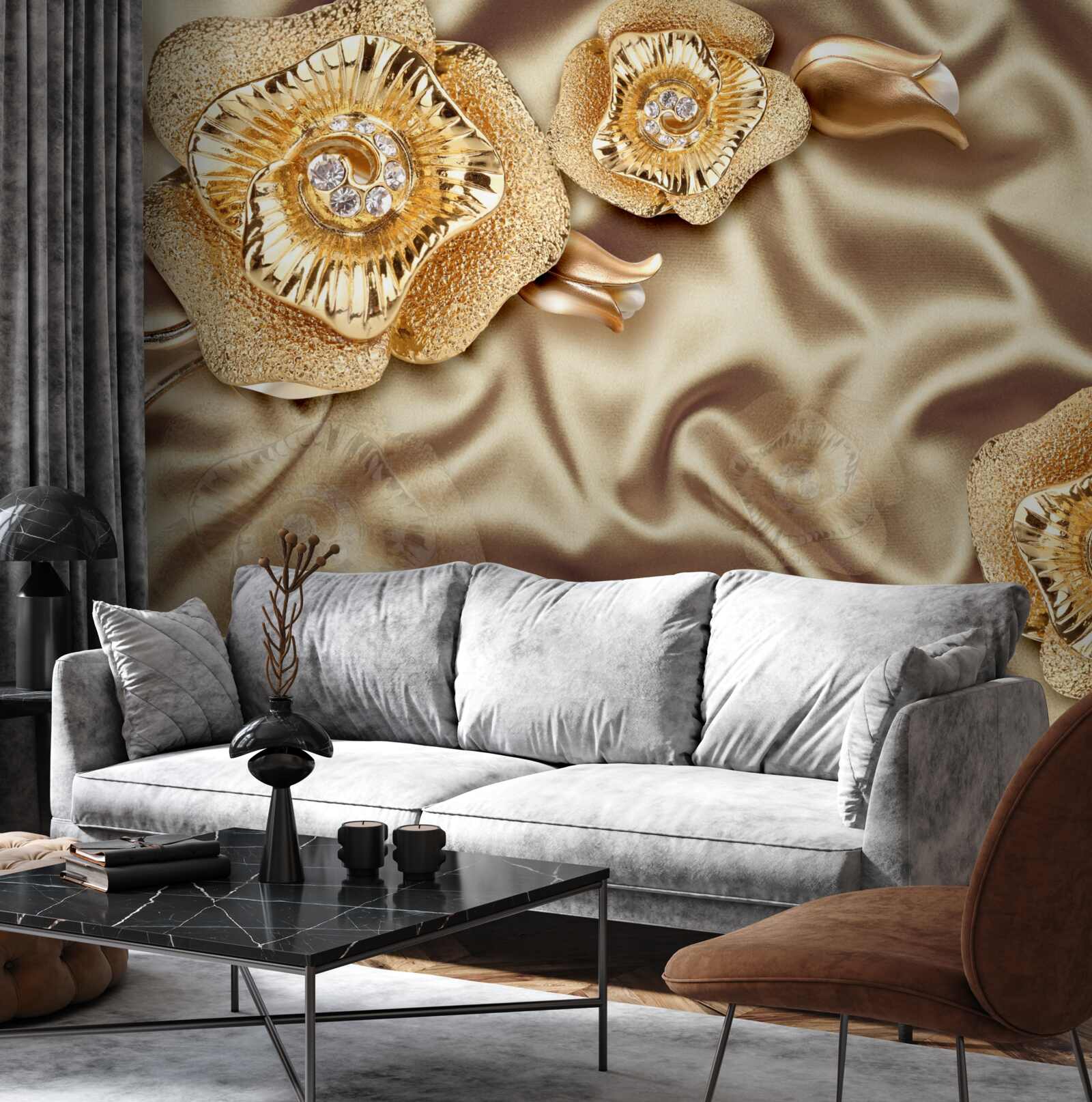 Fototapeta złote detale na jedwabiu ozdobione brązowymi kwiatami