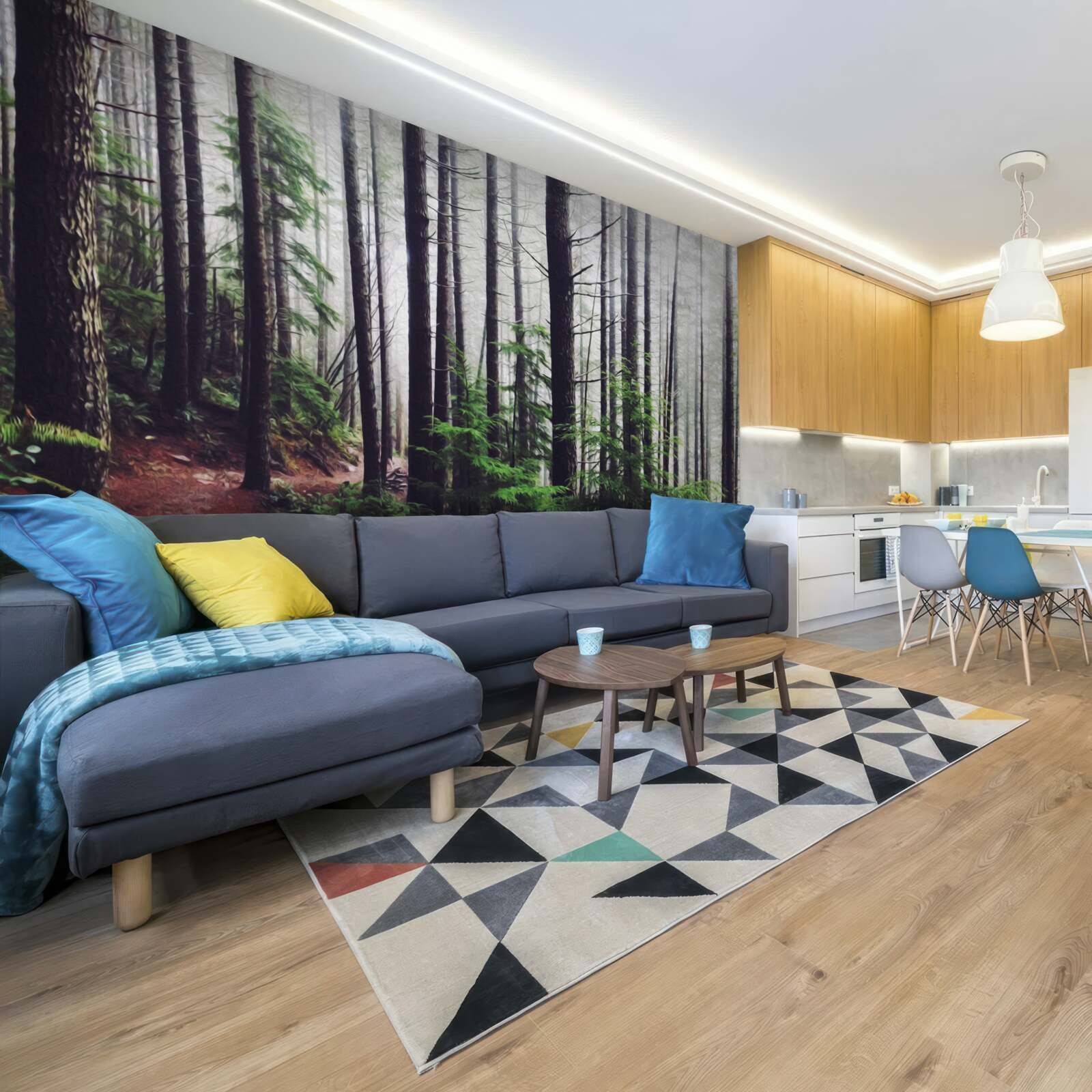 Fototapeta mglisty las jest pełen wysokich i smukłych drzew