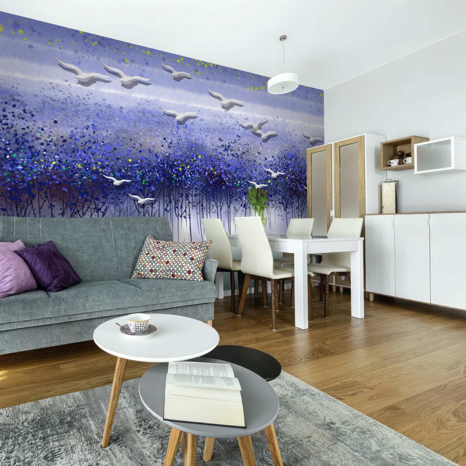 Fototapeta gromada ptaków na niebie nad lasem i jeziorem, pogrążona w półmroku