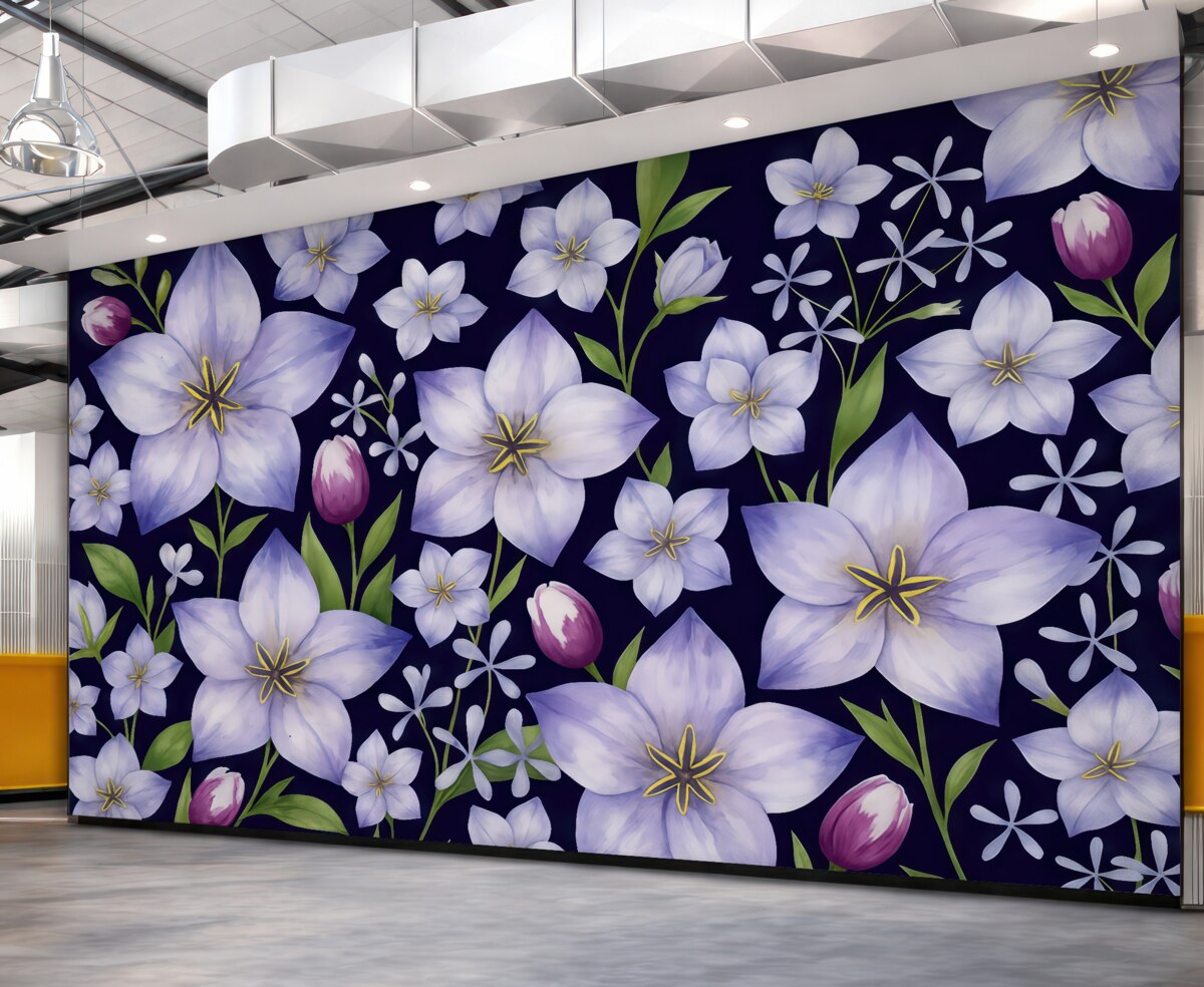 Fototapeta wielkie akwarelowe kwiaty w subtelnym liliowym odcieniu na ciemnoniebieskiej powierzchni