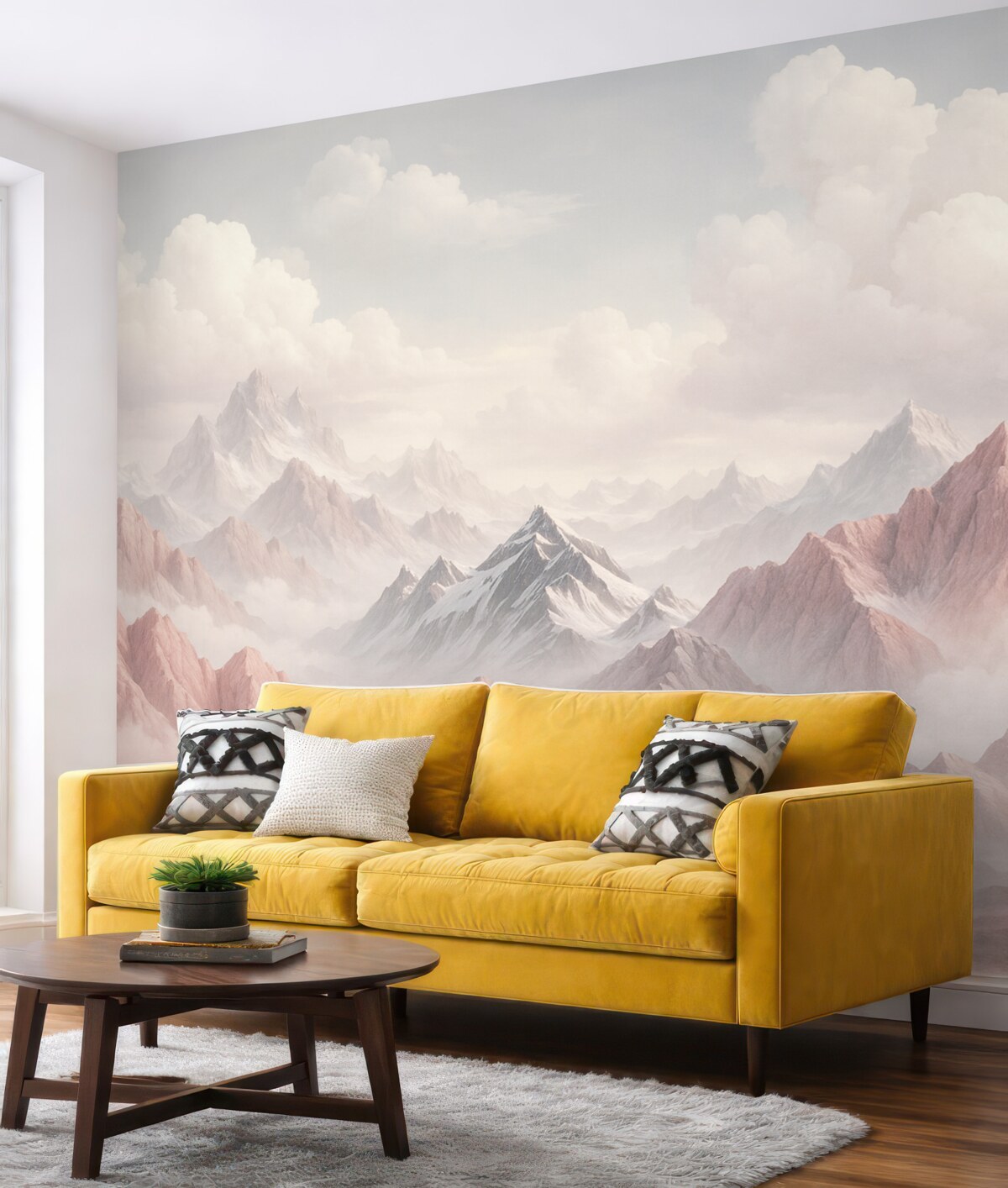 Fototapeta Różowe szczyty w mgle i wirujących chmurach.