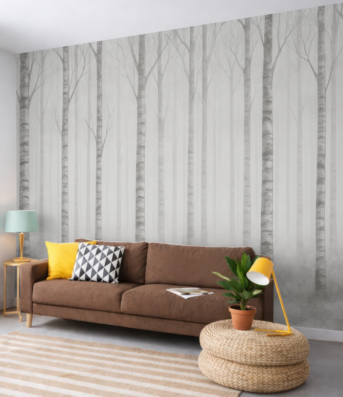 Fototapeta Pnie drzew w mgle w odcieniach szarości.