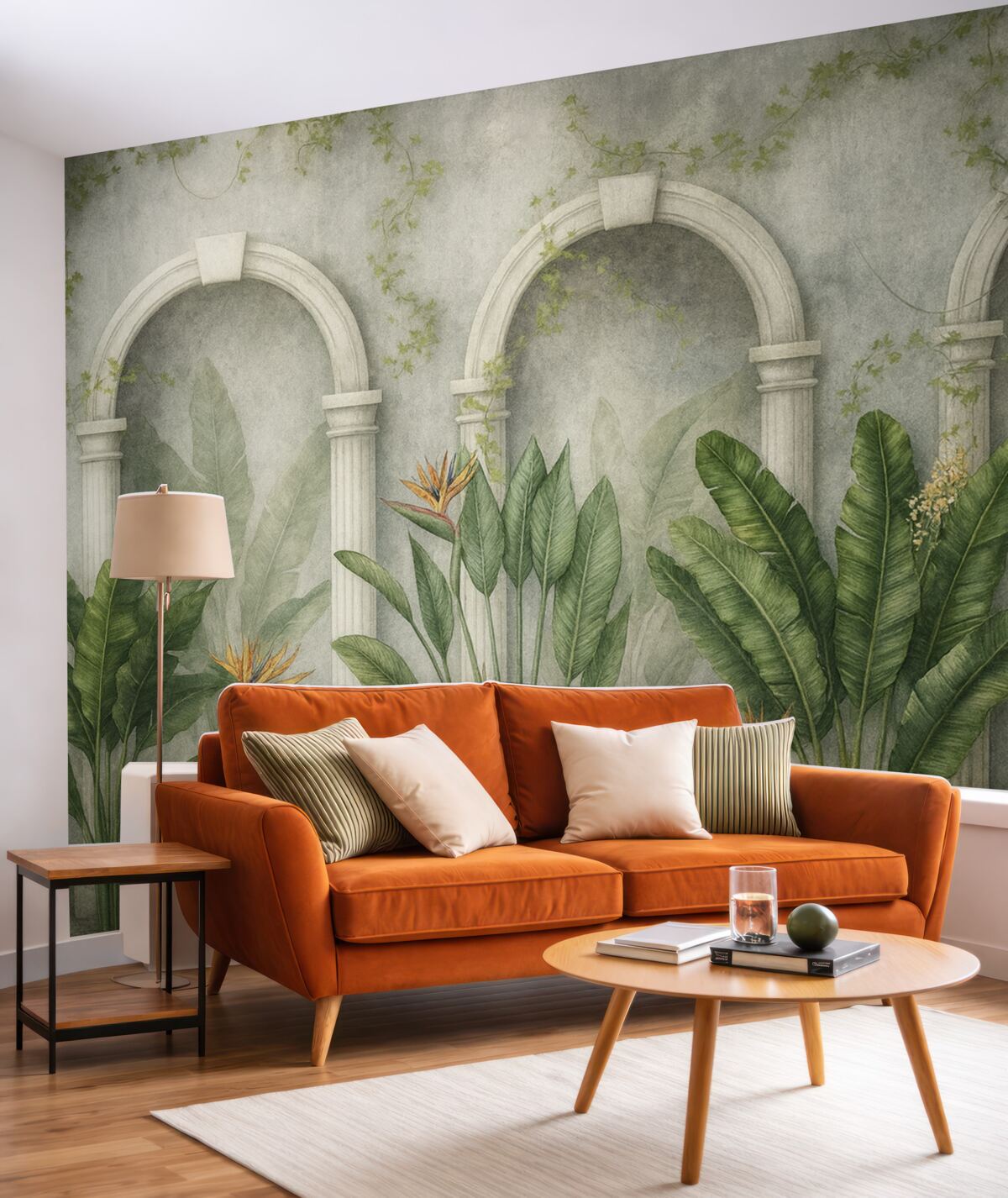 Fototapeta Betonowa ściana z łukami oraz tropikalnymi roślinami, kwiatowe, naturalne odcienie.