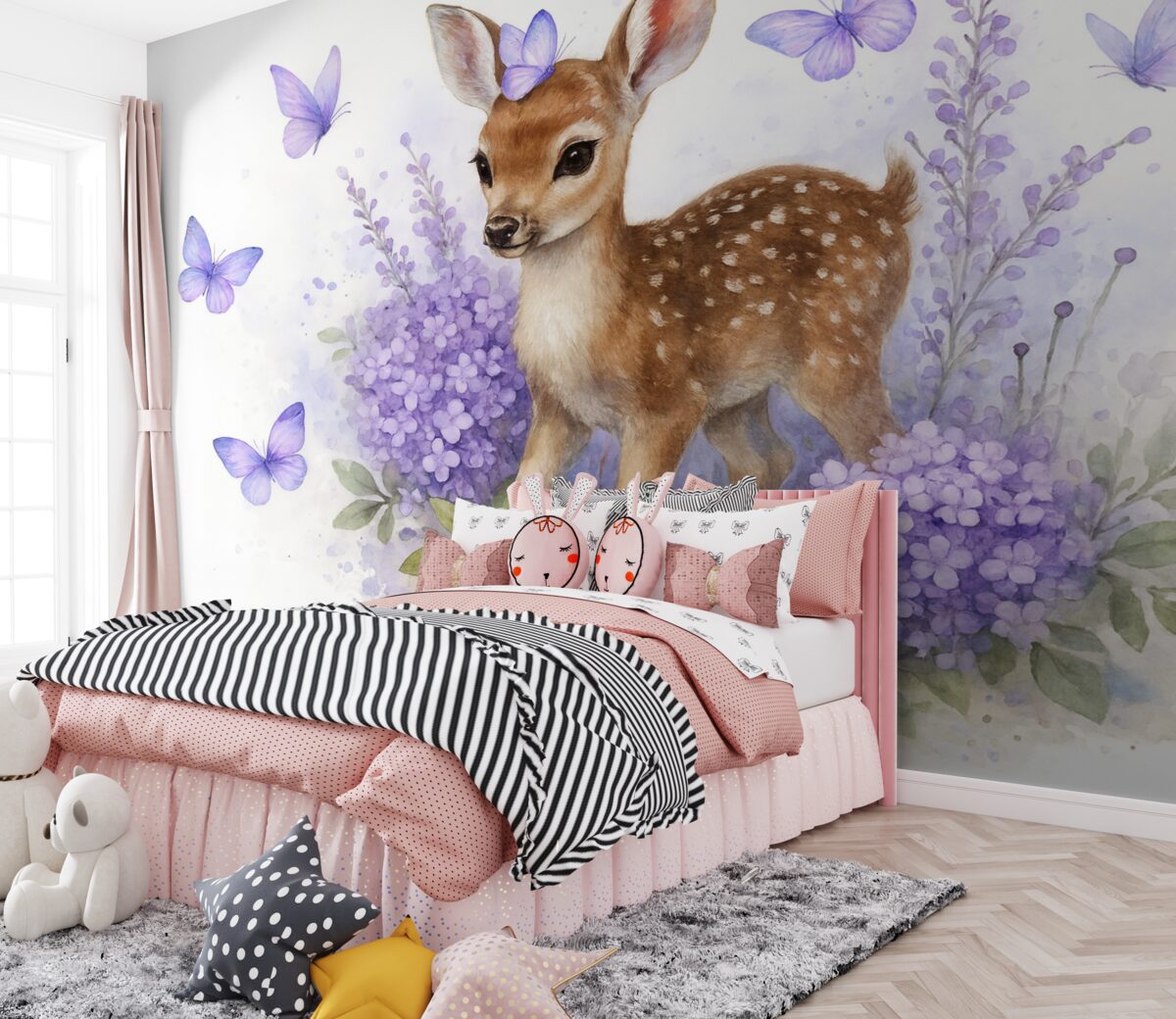 Fototapeta Młody jeleń z wielkimi oczami i plamistym futrem otoczony fioletowymi kwiatami oraz motylami.