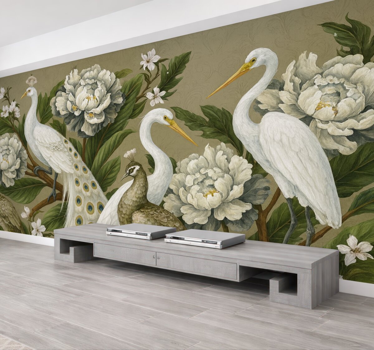 Fototapeta Para białych pawi z długimi ogonami otoczona jest dużymi białymi kwiatami piwonii oraz bujnymi zielonymi liśćmi.